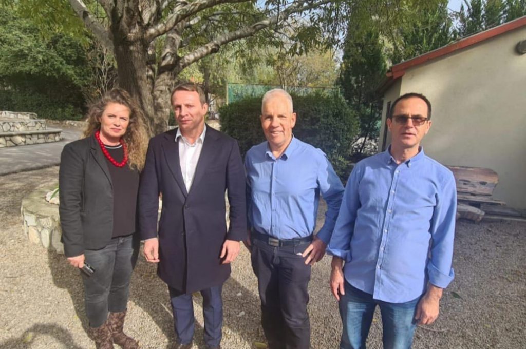 שר-התיירות-בזהר-בדשא
